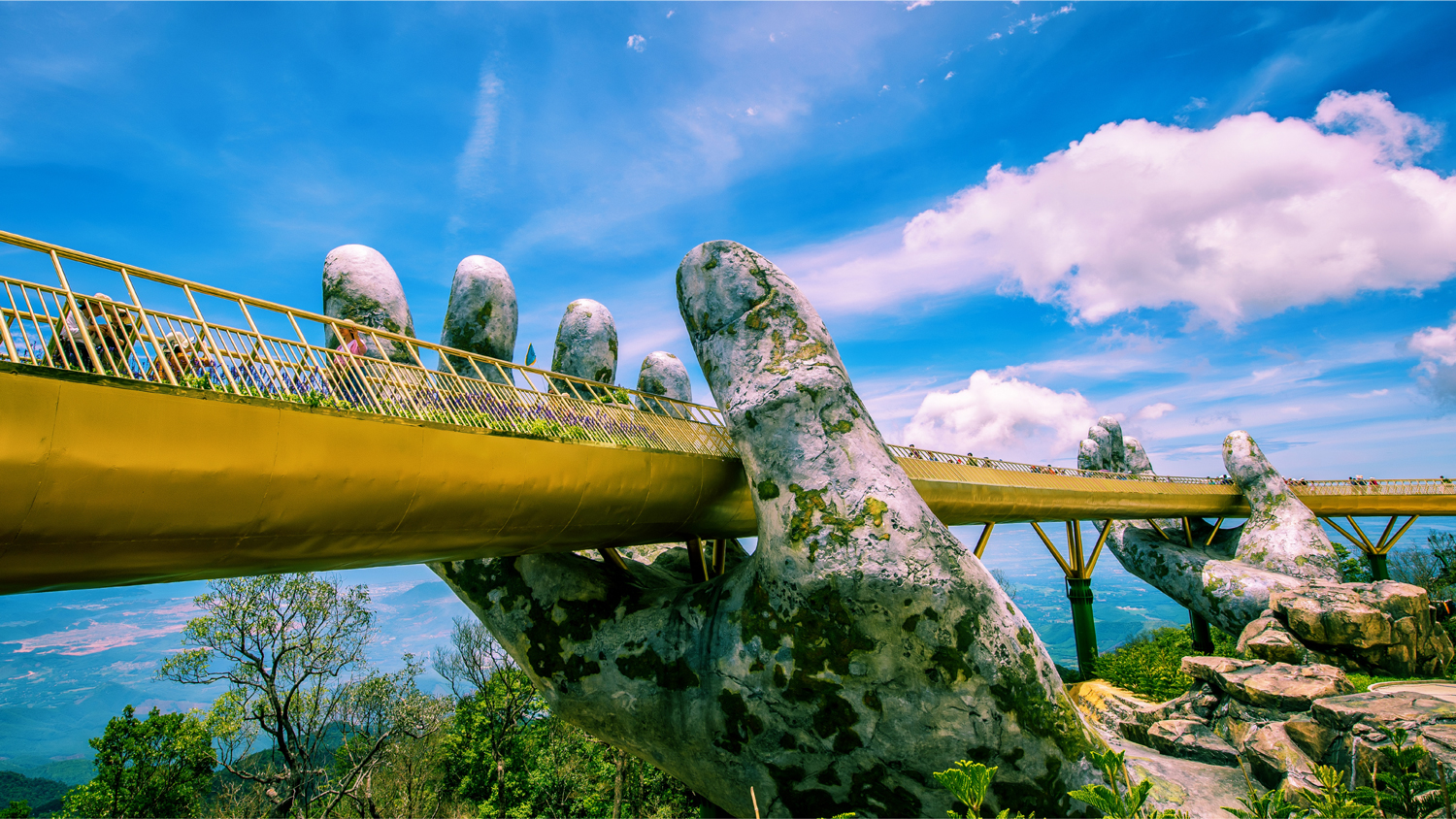 Cầu Vàng đã góp phần rất lớn thu hút du khách trong và ngoài nước đến Đà Nẵng